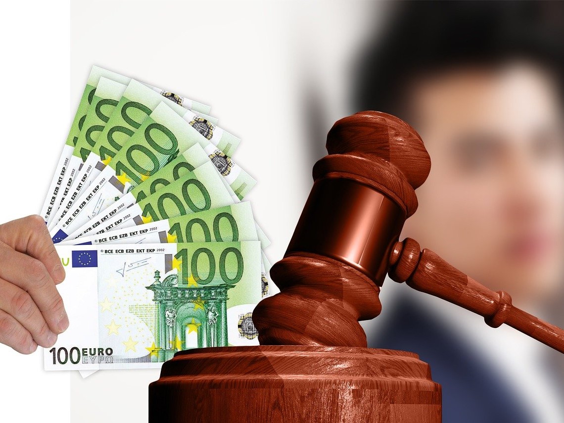 banconote sfogliate davanti a martelletto giudice